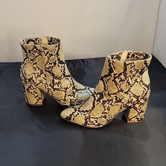 SUGAR SGR-EVVIE ANIMAL PRINT POINTED TOE BLOCK HEEL ANKLE BOOTIE - Picture 5 of 16